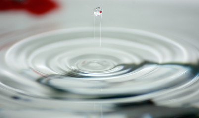 滴露这组广告海报，画风粗糙得很清奇啊！