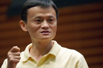 马云与“撞脸”青铜人头像同框:还挺帅