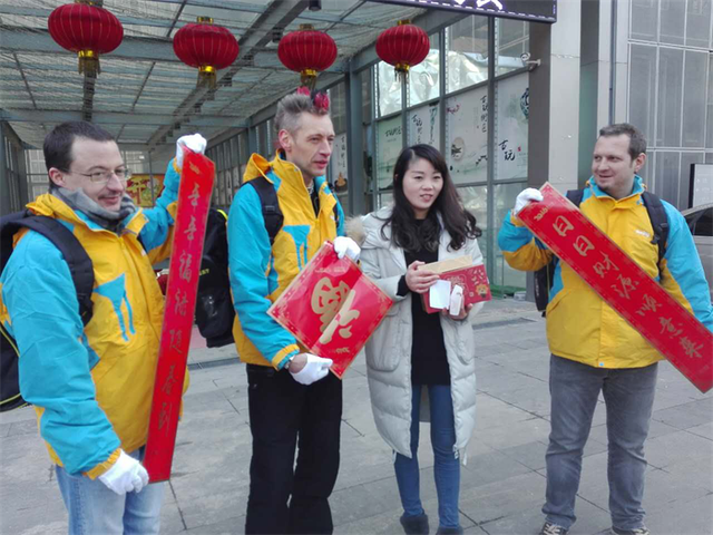 春节物流服务出奇招  苏宁洋快递员送年货夺人眼球